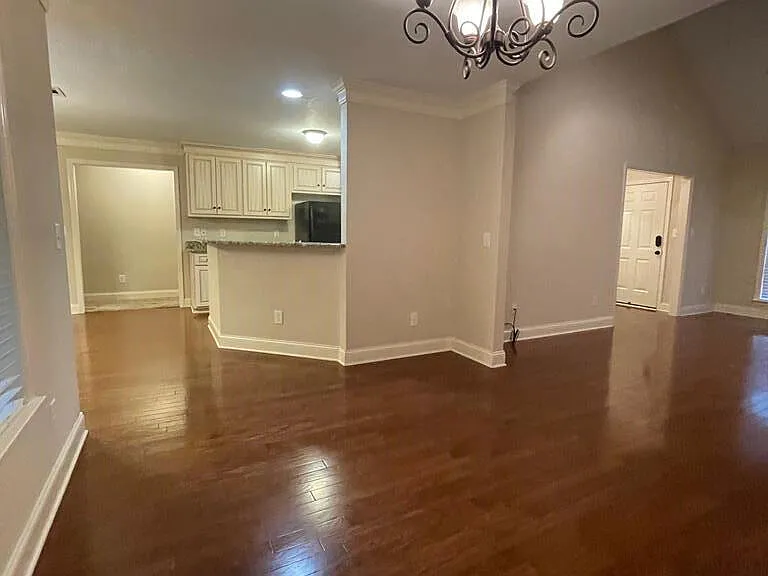 1028 Barrett Dr — Photo 5