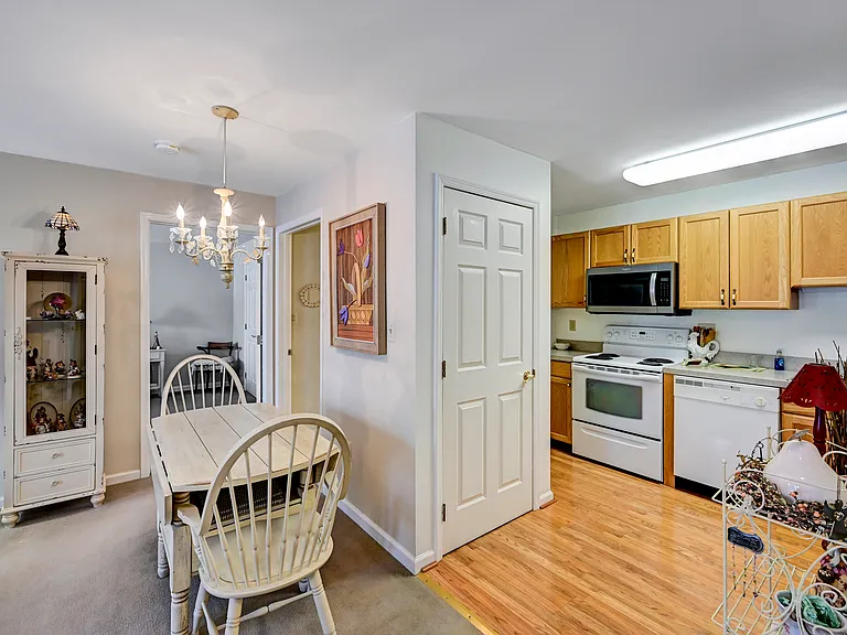 Kings View Apartments — Photo 15