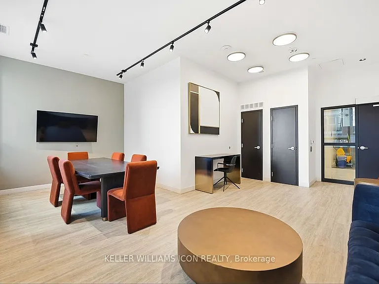 180 George St #1002 — Photo 34