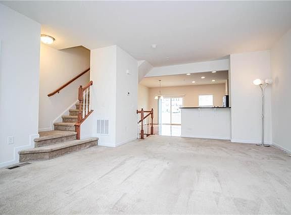 3rd image of 6 Yellow Rose Ln