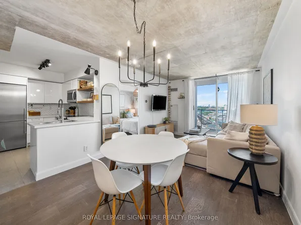 1369 Bloor St W #1402, Toronto, ON M6P 4J4