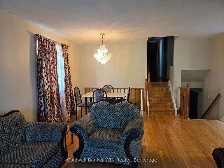 120 Melissa Cres — Photo 4