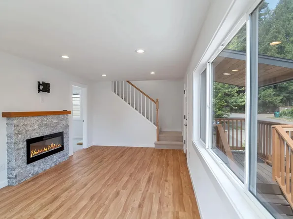 929 N 199th St, Seattle, WA 98133