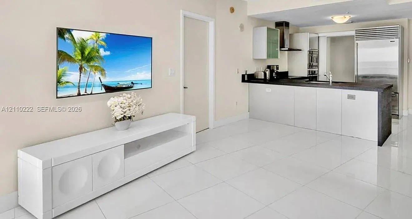 Trump Royale Condo — Photo 2