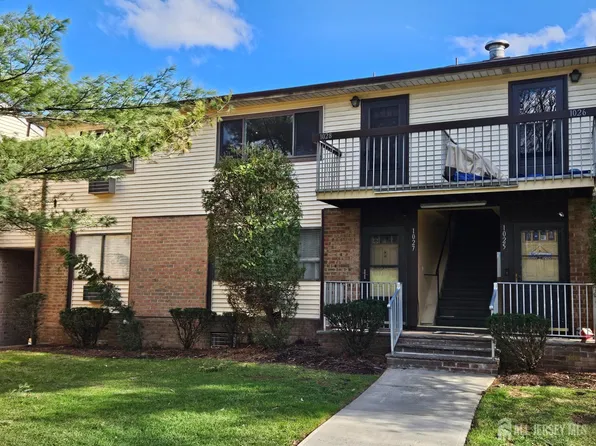 1028 Cricket Ln, Woodbridge, NJ 07095