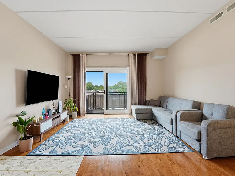 5588 N Lincoln Ave #402 — Photo 3
