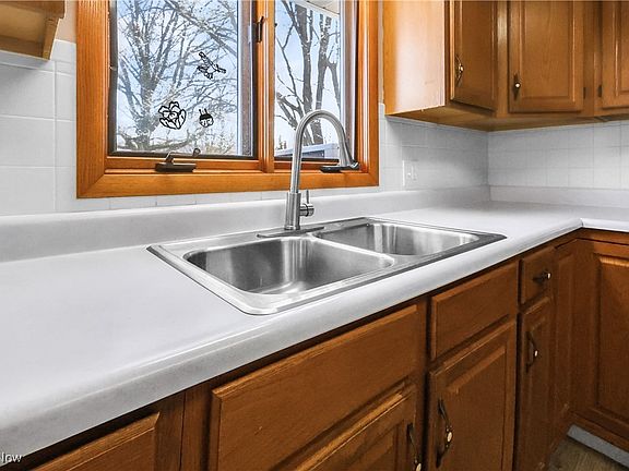 5th image of 182 Fairlawn Ave