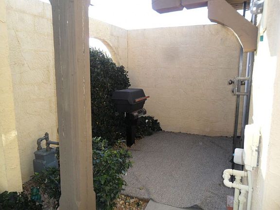 Front Patio w/built-in Grill