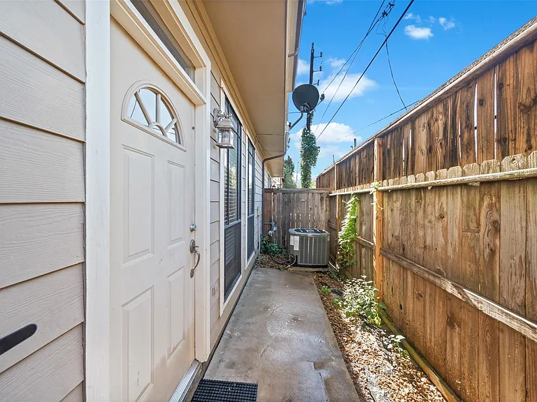 2406 Calumet St — Photo 28