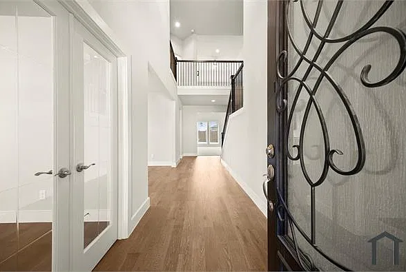 6 bed, 4029 sqft, $3,795 — Photo 2