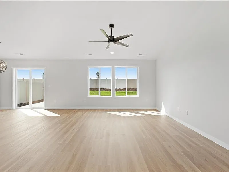 3 bed, 1364 sqft, $2,500 — Photo 3