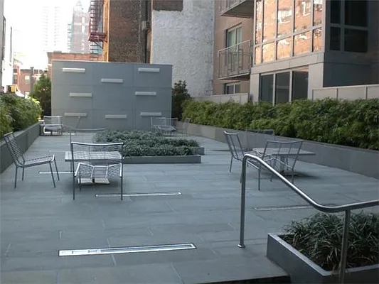 Rented by R New York | media 9