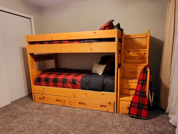 Second bedroom Bunkbeds with pull-out trundle, sleeps 3