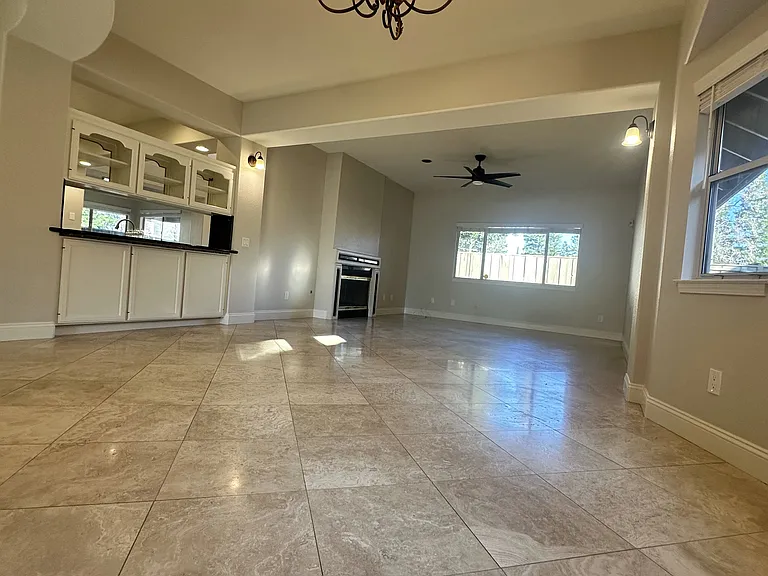 2221 Banbury Cir — Photo 9