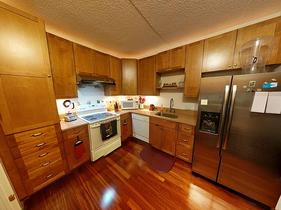 Spacious kitchen with high end appliances, including high-po
