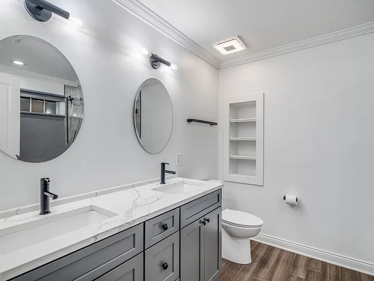 2068 Broughton St — Photo 31