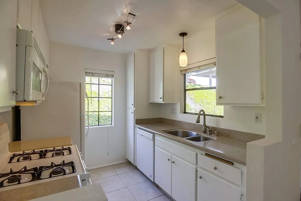 2 bed, 881 sqft, $2,850 — Photo 2