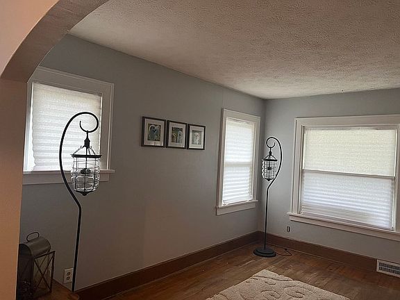 3rd image of 2641 Maplewood St