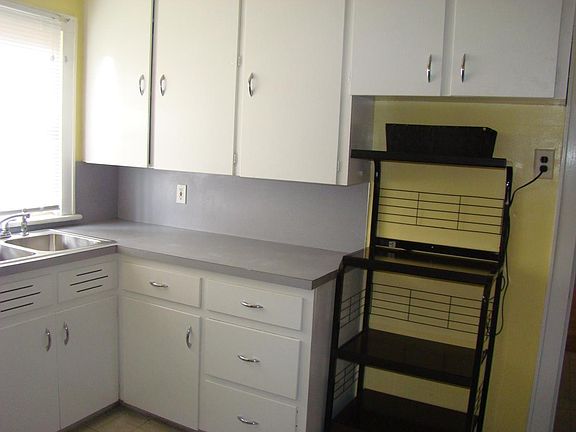 Kitchen w/ample cabinet space and storage rack