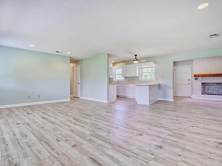 665 Hughes Rd — Photo 7