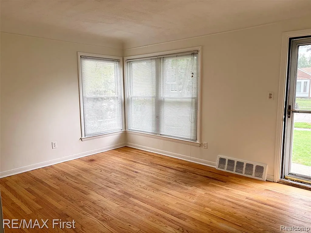 2 bed, 2.0 bath, 762 sqft, $1,600 — Photo 2