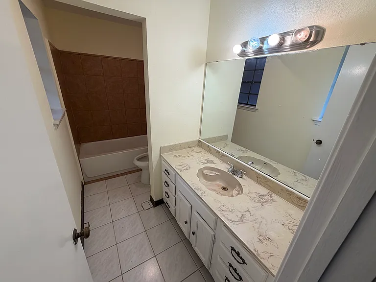 2104 Colonial Dr — Photo 14