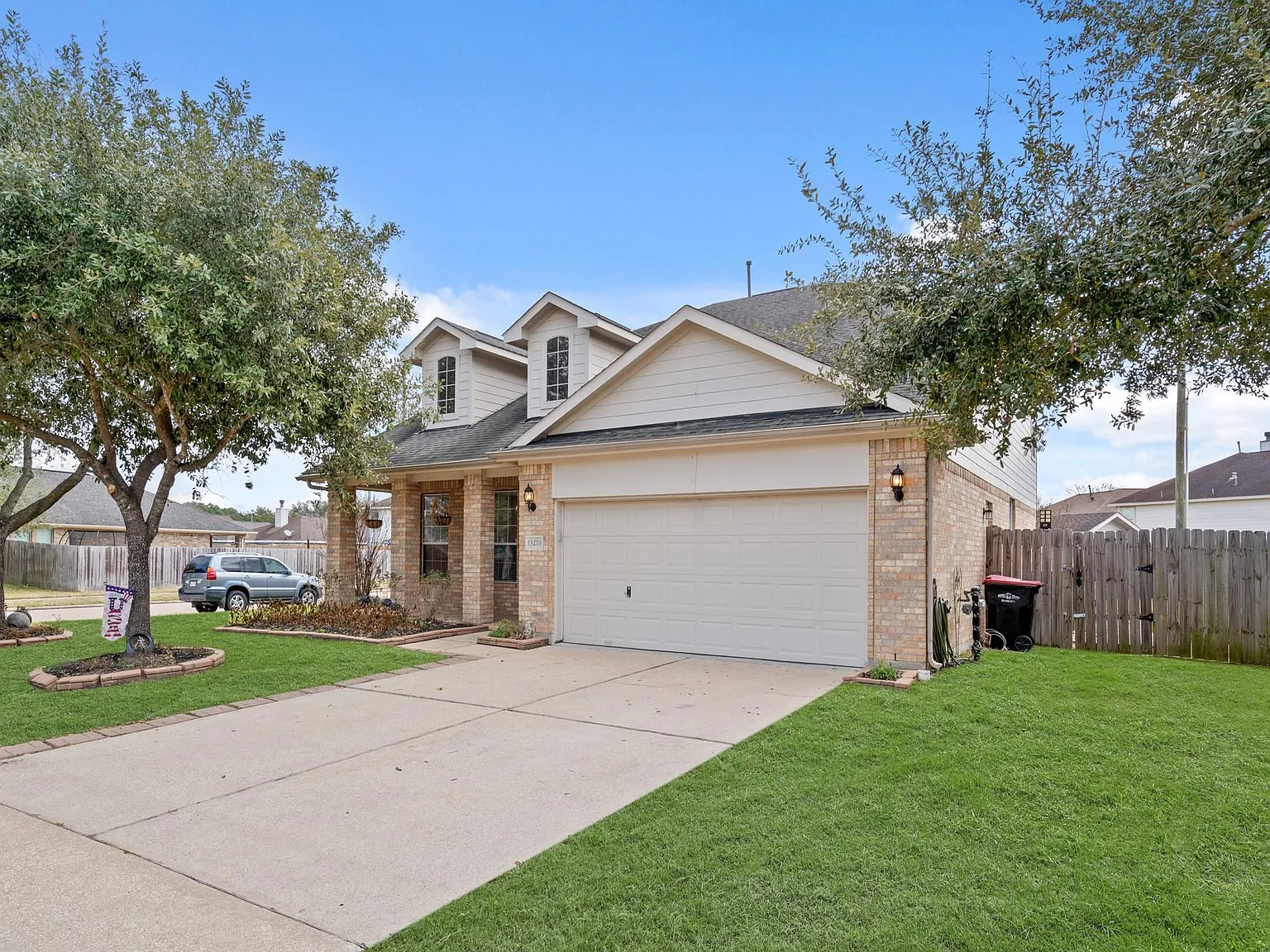 4 bed, 2.5 bath, 2649 sqft, $2,495 — Photo 2
