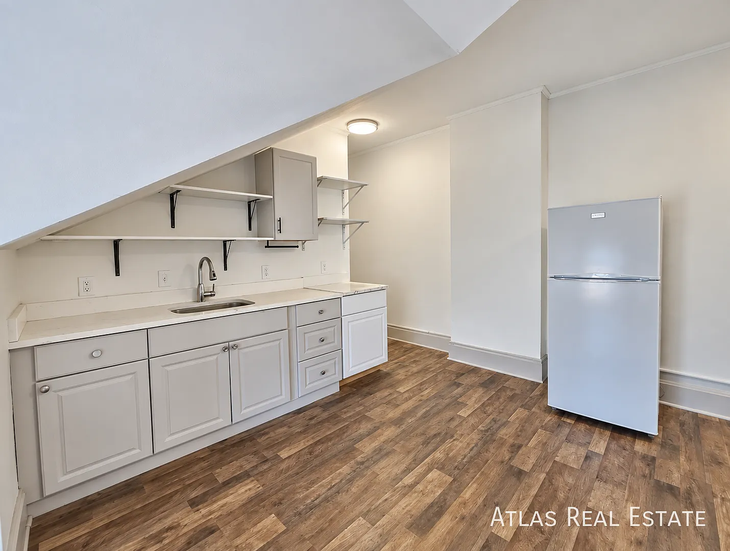 Quaint Studio on the Top Floor in Capitol Hill Area! — Photo 2