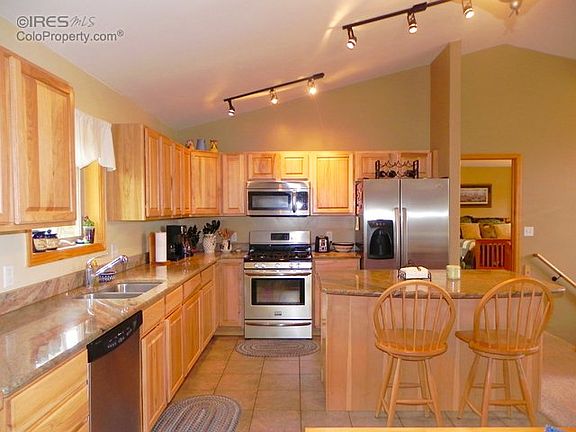 BEAUTIFUL GRANITE & SS KITCHEN