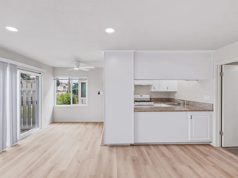 Del Amo Residences — Photo 4