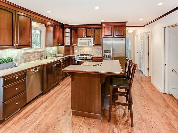 Kitchen~center isl/brkf bar