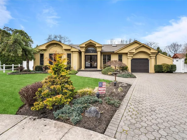 12 Kingswood Circle, Old Bethpage, NY 11804