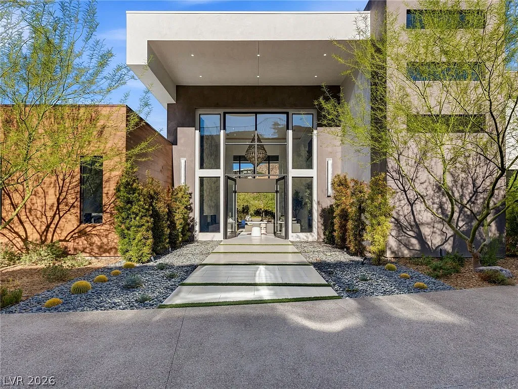5 bed, 4.5 bath, 8476 sqft, $45,000 — Photo 3