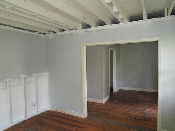 4th image of 404 W Chestnut St