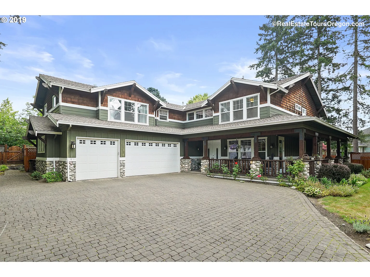851 NE Brennan Ln photo 1