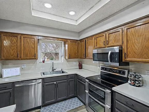 5th image of 310 SE Shamrock Ln