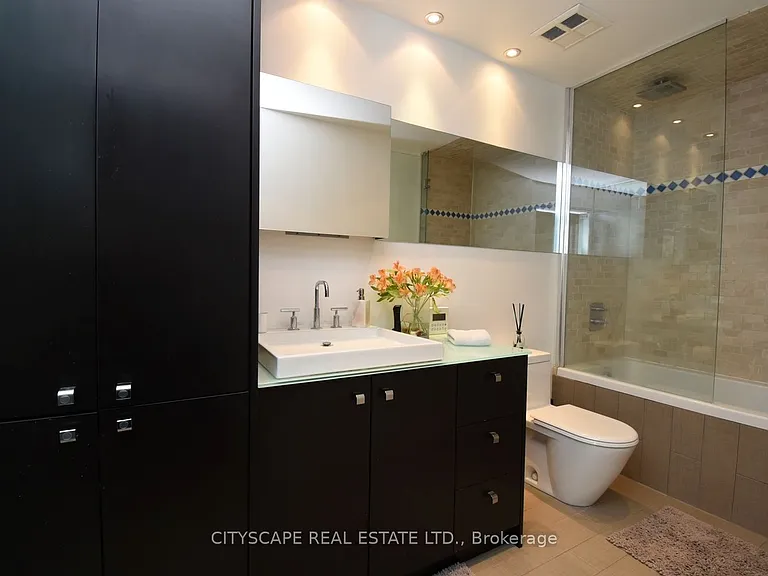 903 Bloor St W — Photo 24