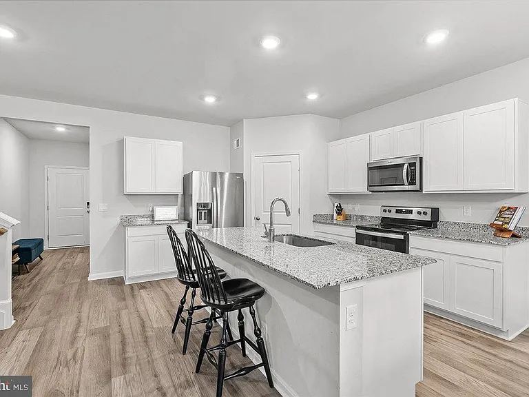 109 Woodford Dr — Photo 9