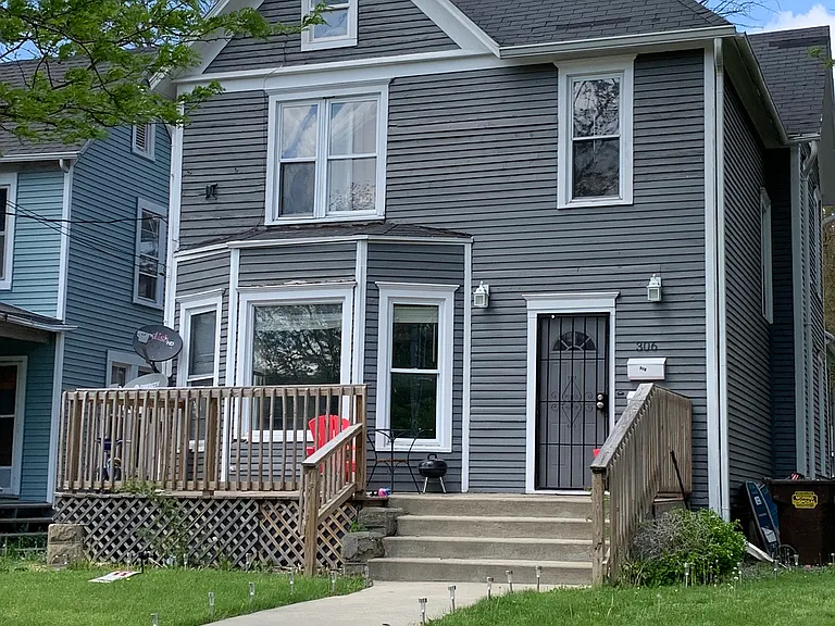 306 1/2 E Prospect Ter — Photo 1