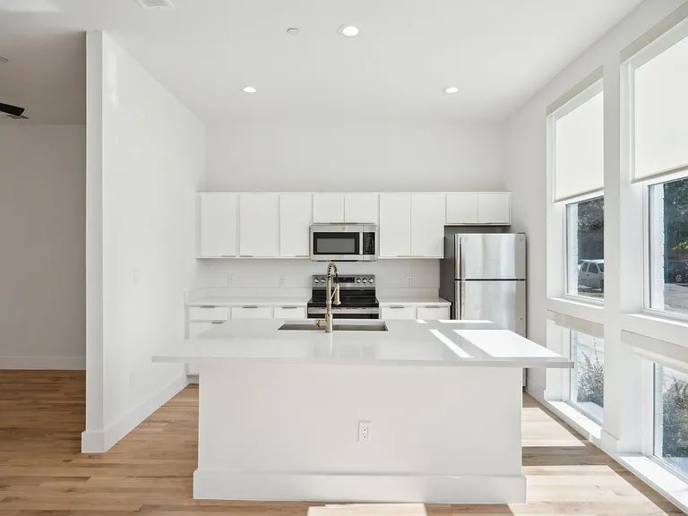Guest House on Bryan — Photo 17