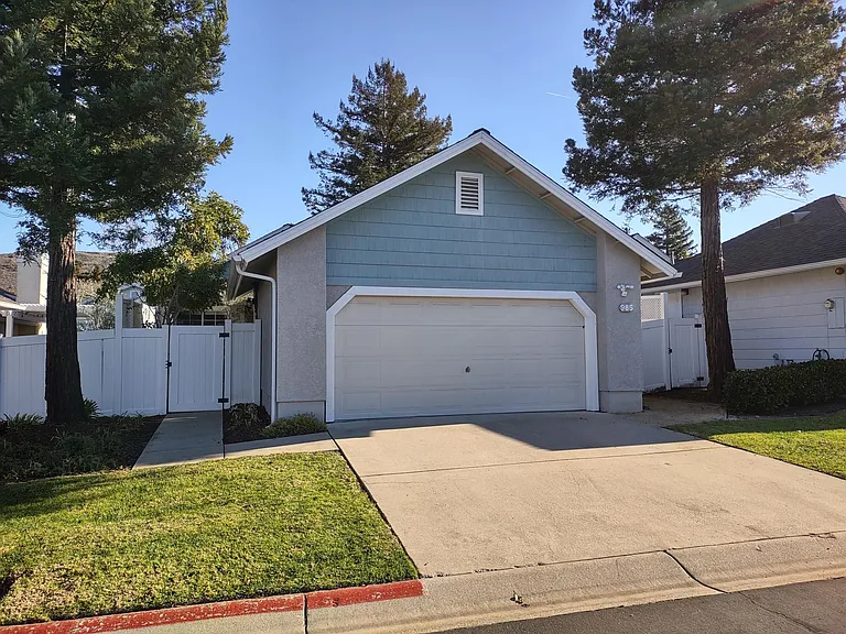 985 Bluebell Way — Photo 9