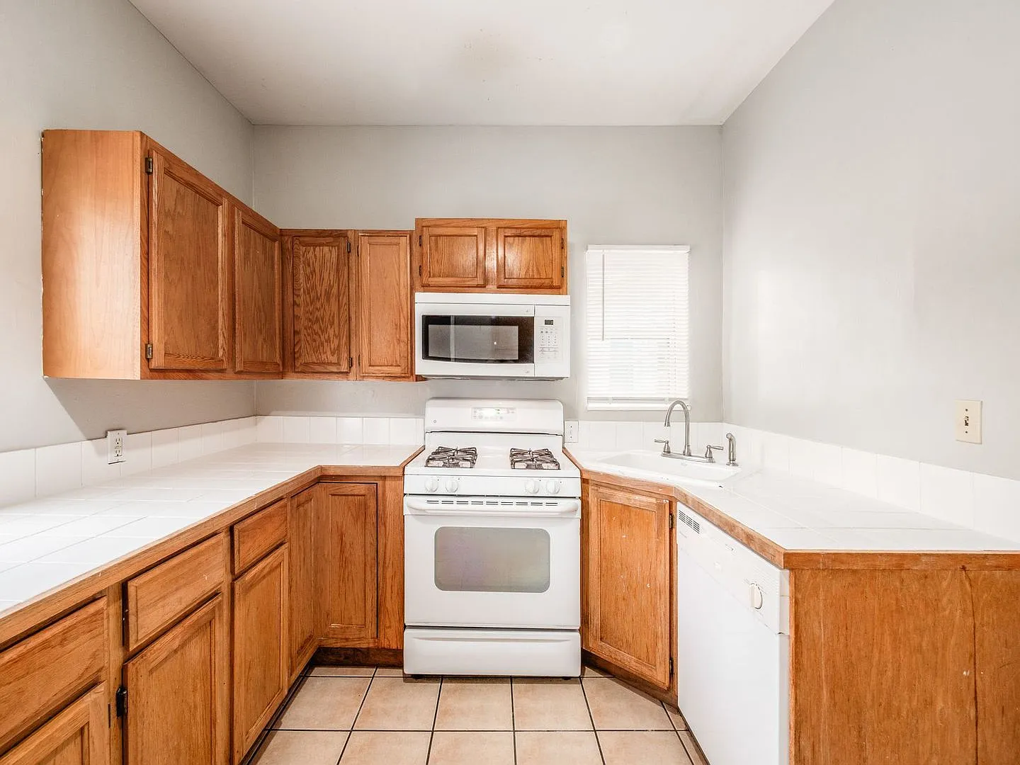 5 bed, 2.0 bath, $3,595 — Photo 4
