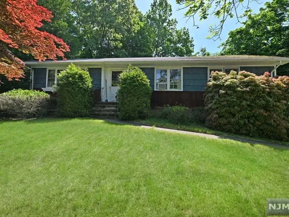 7 Sloping Hill Ln, Montvale, NJ 07645