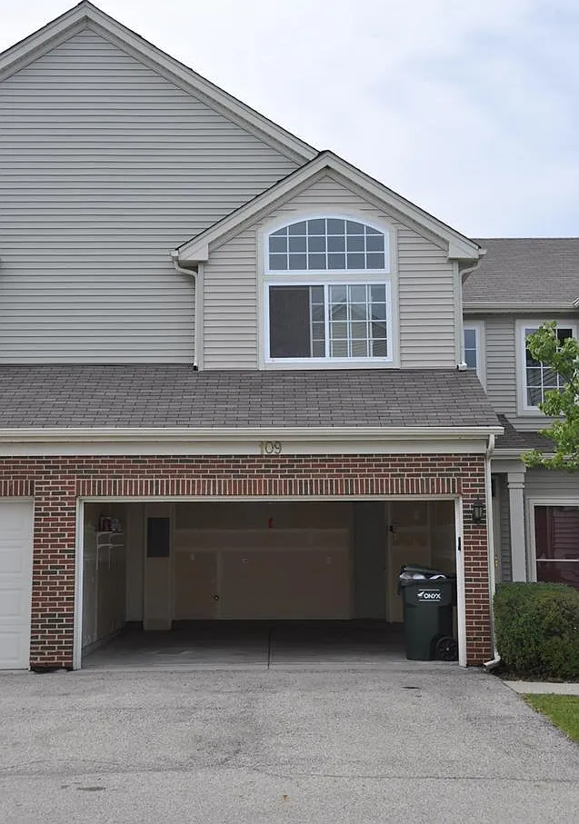 2 bed, 2.5 bath, 1488 sqft, $2,200 — Photo 1