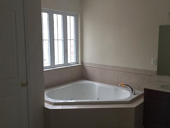 3rd image of 110 Cara Mia Ln