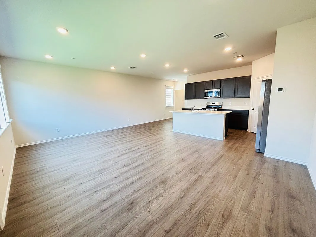 4 bed, 2.5 bath, 1720 sqft, $2,300 — Photo 3