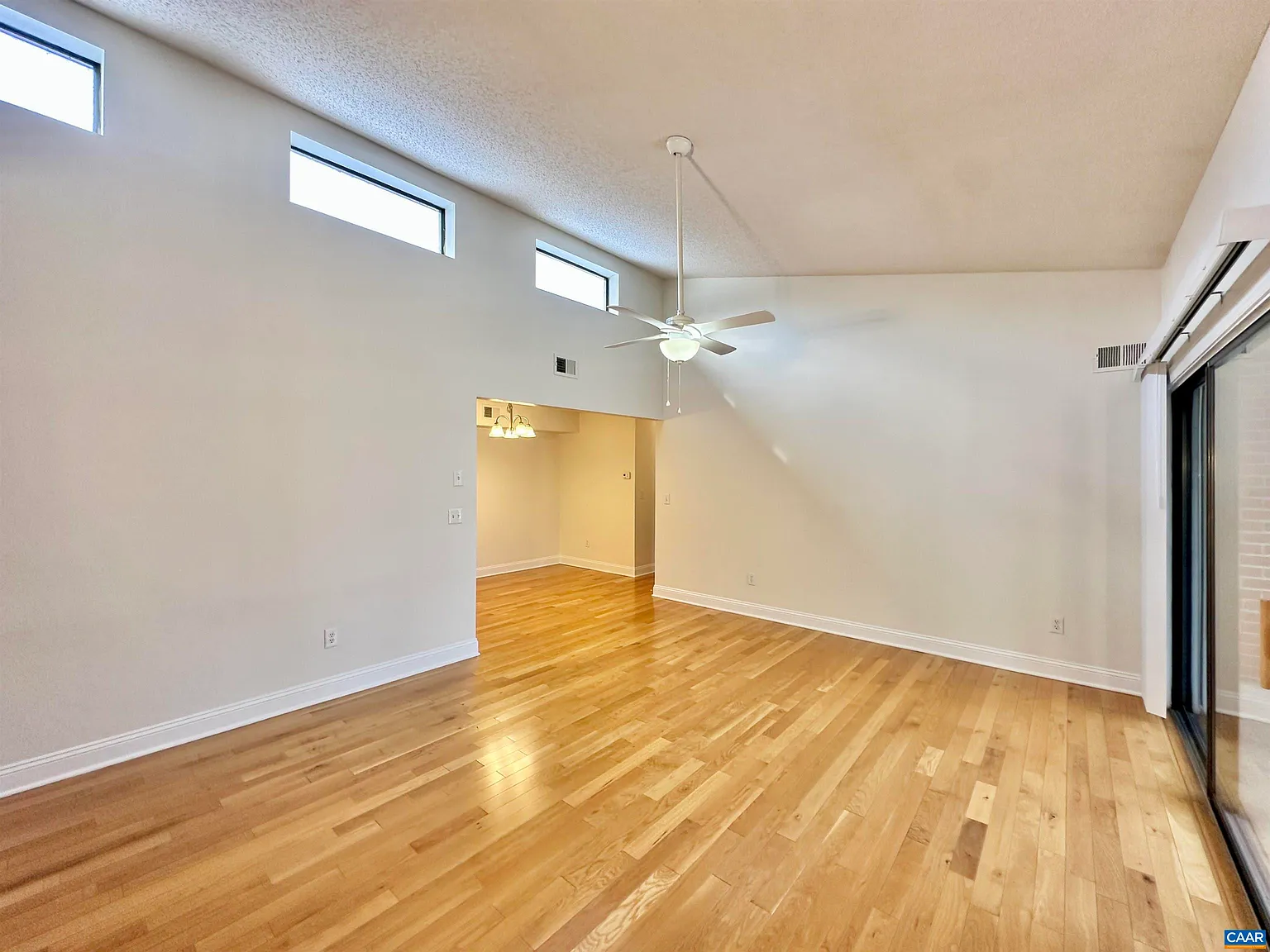 1 bed, 1.0 bath, 890 sqft, $1,600 — Photo 2