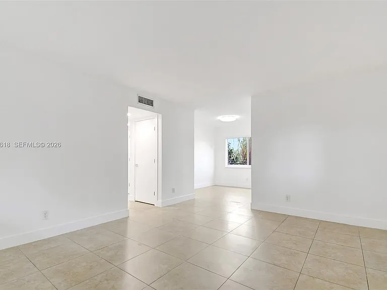 407 SE 9th Ct #1 — Photo 2