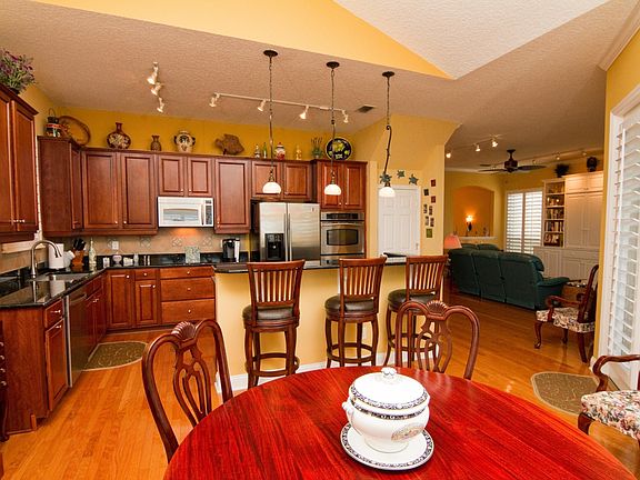 4th image of 652 Sand Isles Cir