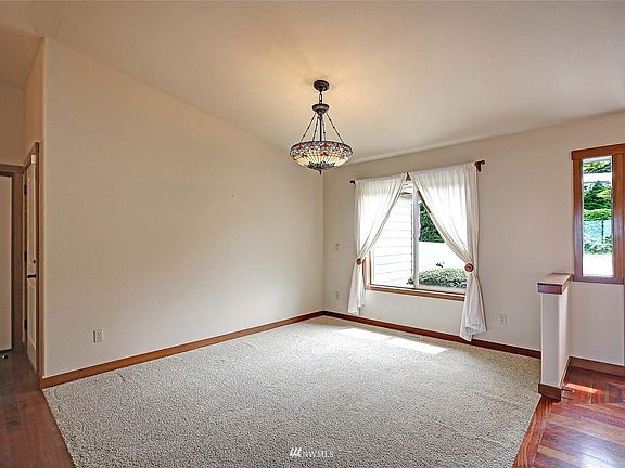 5th image of 670 Island View Dr